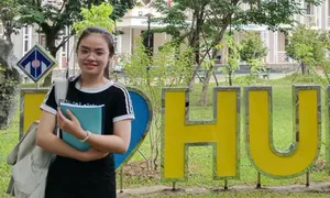 Cô bé mồ côi mò cua bắt ốc vào đại học